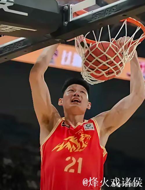 胡金秋正面封盖，强势拒绝莫兰德的篮下突破。